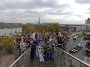 Uczniowie kl. 6c i 6b na balkonie biblioteki Uniwersytetu Warszawskiego