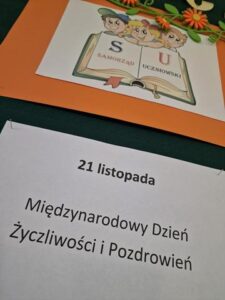 Tablica Samorządu Uczniowskiego z gazetką o Dniu Życzliwości