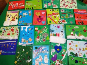 Kartki świąteczne wykonane przez dzieci dla seniorów.