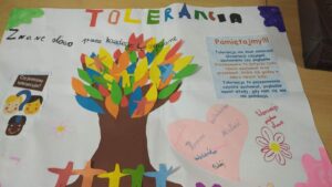 Na zdjęciu praca plastyczna dzieci - drzewo tolerancji