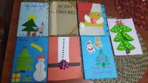 Na zdjęciu znajdują się kartki świąteczne dla seniorów wykonane przez uczniów klasy 4c