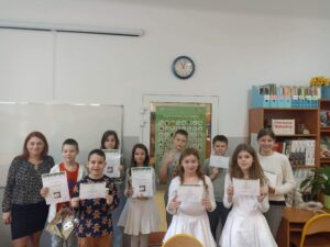Uczniowie klas 4. z p. Śniechowską podczas rozdania nagród
