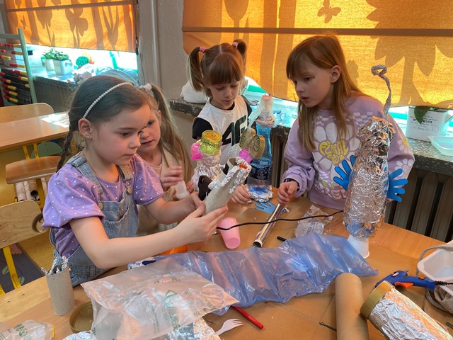 4 dziewczynki podczas wykonywania zabawek własnych projektów.
